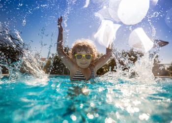 Mit bis 80% Einsparung der Verdunstung macht das Planschen im Schwimmbad Spass.